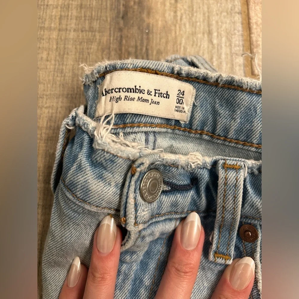 Abercrombie & Fitch High Rise Mom Jean - Light Destroy